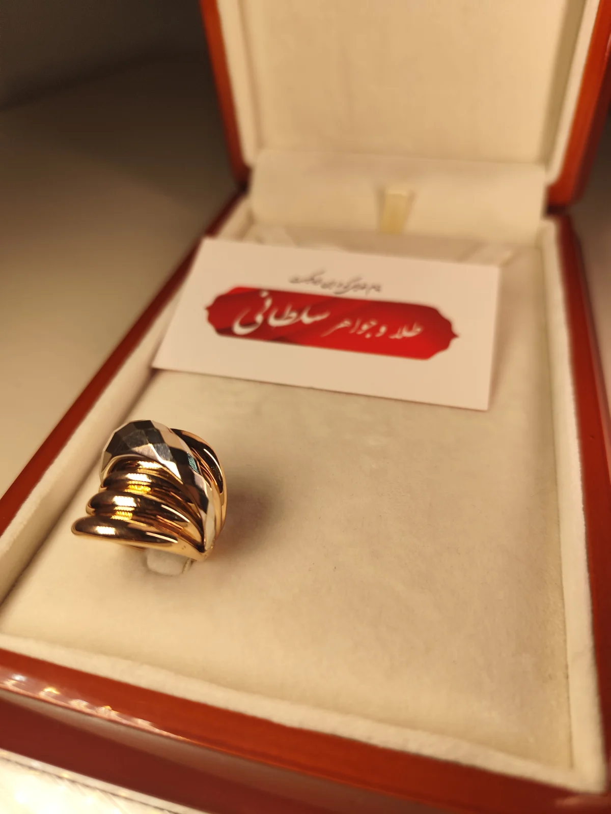 انگشتر نفیس گُلد