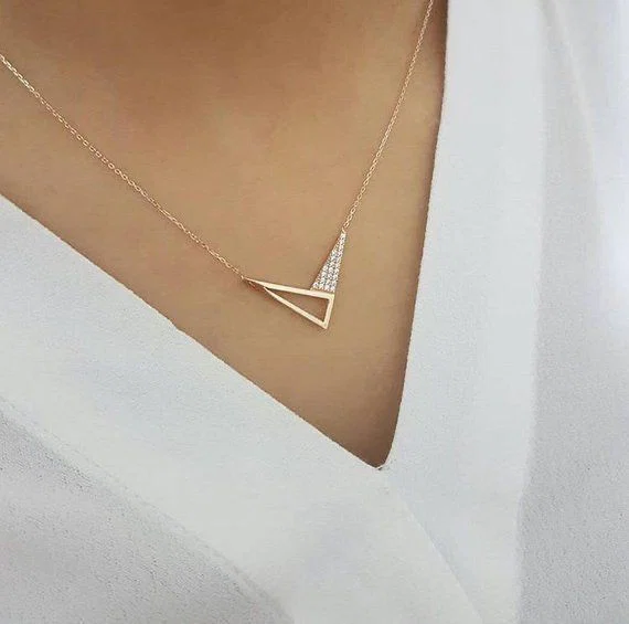 گردنبند لوکس نگین دار مثلث