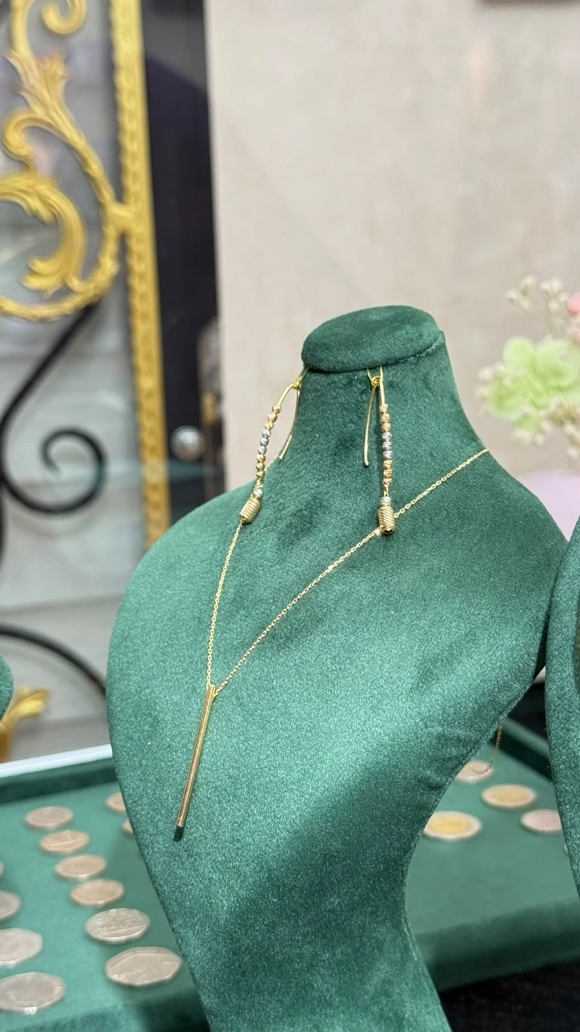بدون اجرت  گوشواره البرنادو : 2،450 گرم       گردنبند مدال: 3،070 گرم